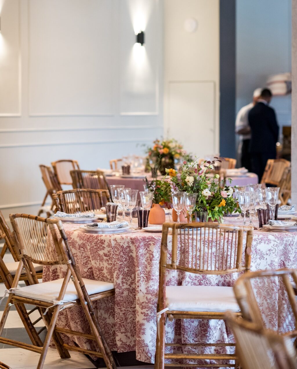 Desliza para descubrir cómo pueden quedar las mesas el día de vuestra boda en Finca Astilbe con menaje, vajilla y mantelería de @options_es y centro de flores de nuestros proveedores homologados! @eltallerdelucia @elenasuarezandco @alfabiaflores @bukkaflores 

Fotos @liven_ph 

#eneldocatering #fincaastilbebyeneldo #lasallebyeneldo #grupoeneldo #venues #eventos2025 #eventossociales #eventocorporativo #eventosmadrid #venuesmadrid #venues #eventosexclusivos #cateringmadrid #gastronomiaespañola #bodas #lifestyle #beautyandlifestyle #placetobe #bodas #bodasmadrid