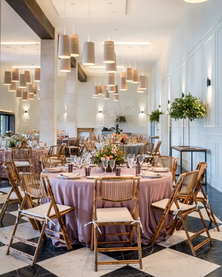 Desliza para descubrir cómo pueden quedar las mesas el día de vuestra boda en Finca Astilbe con menaje, vajilla y mantelería de @options_es y centro de flores de nuestros proveedores homologados! @eltallerdelucia @elenasuarezandco @alfabiaflores @bukkaflores 

Fotos @liven_ph 

#eneldocatering #fincaastilbebyeneldo #lasallebyeneldo #grupoeneldo #venues #eventos2025 #eventossociales #eventocorporativo #eventosmadrid #venuesmadrid #venues #eventosexclusivos #cateringmadrid #gastronomiaespañola #bodas #lifestyle #beautyandlifestyle #placetobe #bodas #bodasmadrid