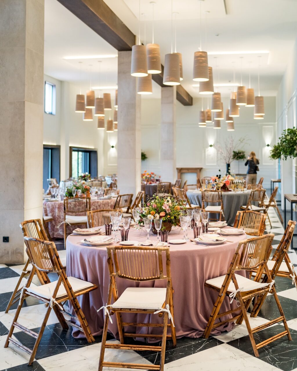 Desliza para descubrir cómo pueden quedar las mesas el día de vuestra boda en Finca Astilbe con menaje, vajilla y mantelería de @options_es y centro de flores de nuestros proveedores homologados! @eltallerdelucia @elenasuarezandco @alfabiaflores @bukkaflores 

Fotos @liven_ph 

#eneldocatering #fincaastilbebyeneldo #lasallebyeneldo #grupoeneldo #venues #eventos2025 #eventossociales #eventocorporativo #eventosmadrid #venuesmadrid #venues #eventosexclusivos #cateringmadrid #gastronomiaespañola #bodas #lifestyle #beautyandlifestyle #placetobe #bodas #bodasmadrid