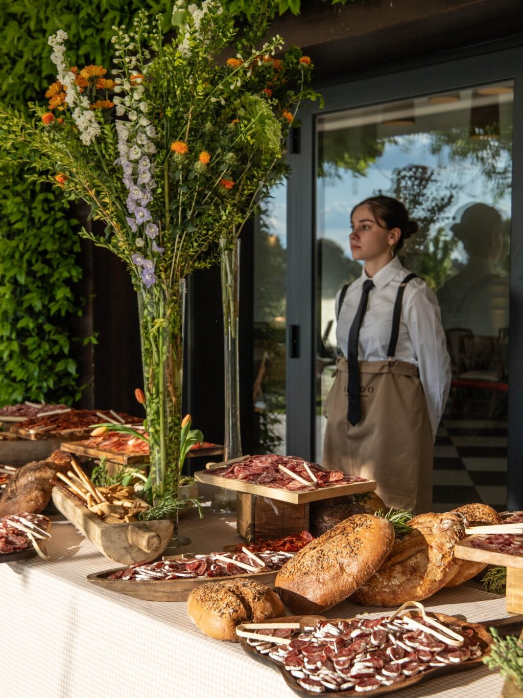 La presentación importa tanto como el sabor. Cada detalle visual de nuestros aperitivos está pensado para sorprender en los momentos clave de tu celebración.
#eneldocatering #fincaastilbebyeneldo #lasallebyeneldo #grupoeneldo #eventos2025