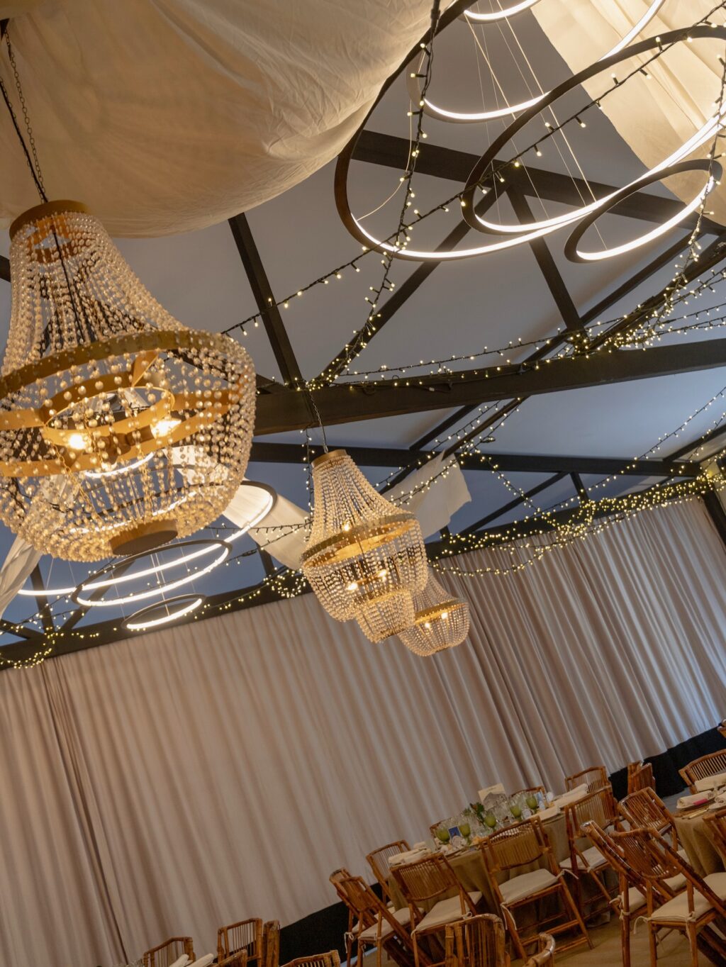 ¡Una boda inolvidable en Finca Astilbe! @lucesdecuento llenó los techos de nuestro salón Plenaria transformando el espacio con esta puesta en escena única. Una decoración mágica!
#eneldocatering #fincaastilbebyeneldo #lasallebyeneldo #grupoeneldo #eventos2026