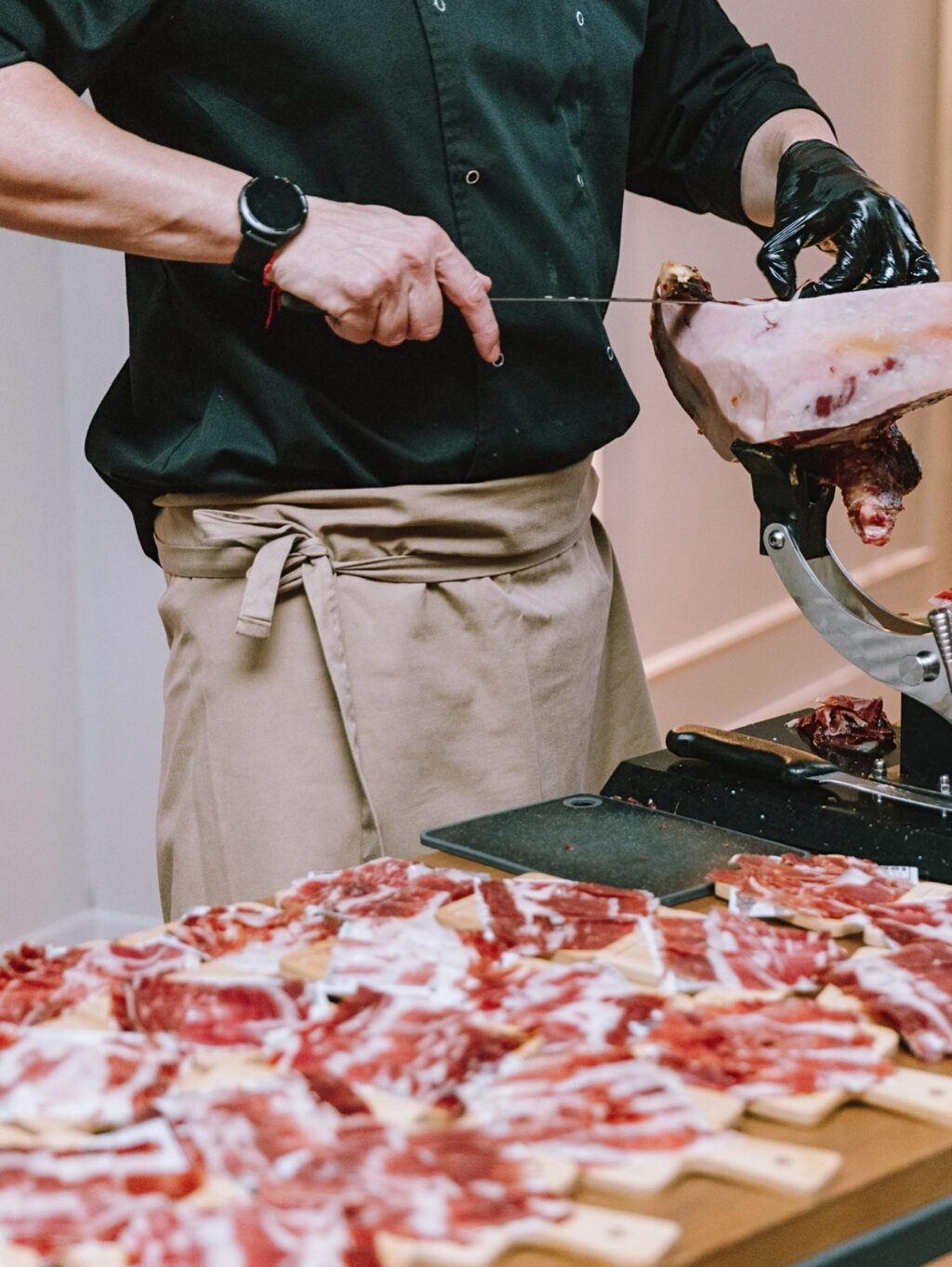 El olor a jamón recién cortado es sinónimo de un buen momento! En nuestro puesto de jamón ofrecemos la mejor calidad. Un puesto que combina tradición y excelencia perfecto para dar la bienvenida o como aperitivo.
#eneldocatering #fincaastilbebyeneldo #lasallebyeneldo #grupoeneldo #eventos2026