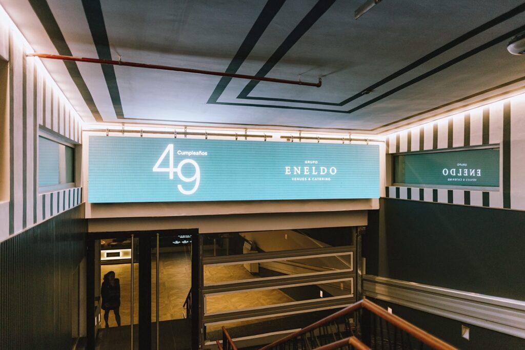 Nuestro espacio La Salle by Eneldo se encuentra en pleno centro urbano de Madrid, a solo 150 m del Estadio Santiago Bernabéu, diseñado para eventos corporativos, sociales y profesionales. Con 1.400 m², dos salas independientes conectadas por un amplio pasillo y tecnología audiovisual de última generación, se adapta a reuniones, conferencias, presentaciones y celebraciones con estilo. Más información en GrupoEneldo.com.
#eneldocatering #fincaastilbebyeneldo #lasallebyeneldo #grupoeneldo #eventos2026