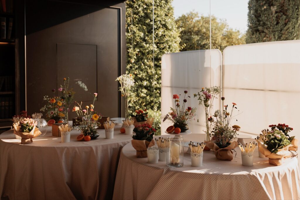 Así de espectacular quedan las mesas de postres con Grupo Eneldo. Este montaje en Finca Astilbe fue con una de nuestras floristas homologadas @bukkaflores . Increíble! Así quién se puede resistir?
#eneldocatering #fincaastilbebyeneldo #lasallebyeneldo #grupoeneldo #venues #eventos2025 #eventossociales #eventocorporativo #eventosmadrid #venuesmadrid #venues #eventosexclusivos #cateringmadrid #gastronomiaespañola #bodas #lifestyle #beautyandlifestyle #placetobe