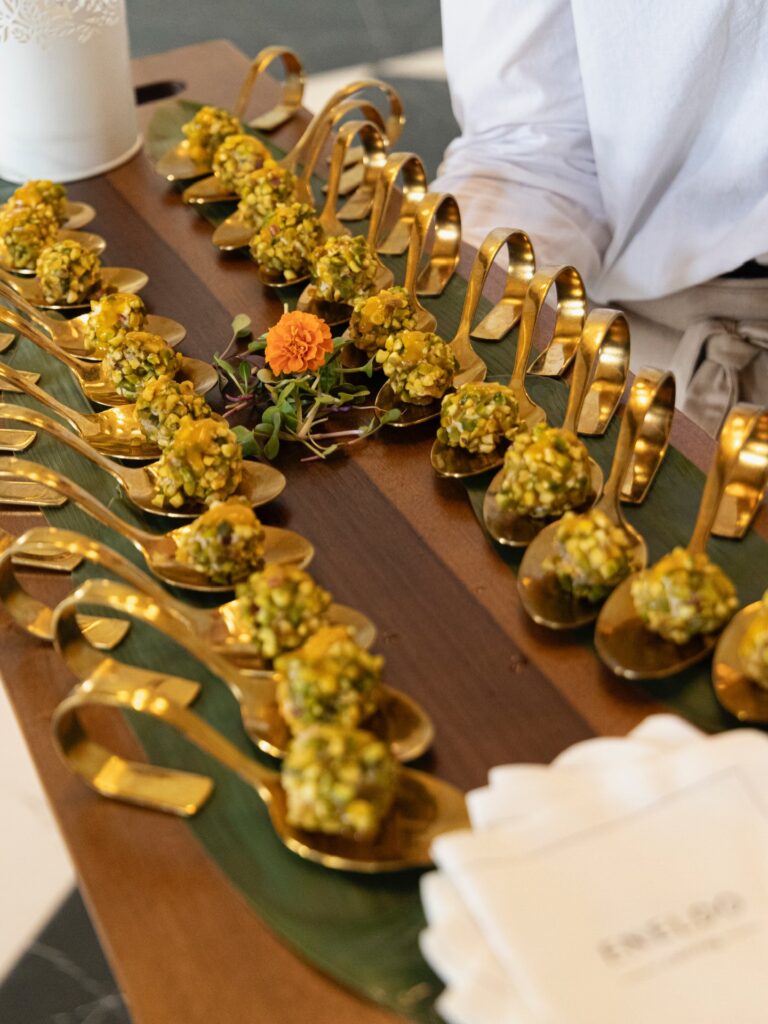 Descubre nuestro nuevo aperitivo, perlas de queso gorgonzola, membrillo y pistacho. Creatividad, sabor y presentación pensados para conquistar desde el primer momento. Nuestros chefs combinan tradición y tendencia para que tu cóctel o celebración tenga un toque distintivo que tus invitados nunca olvidarán.
#eneldocatering #fincaastilbebyeneldo #lasallebyeneldo #grupoeneldo #eventos2026