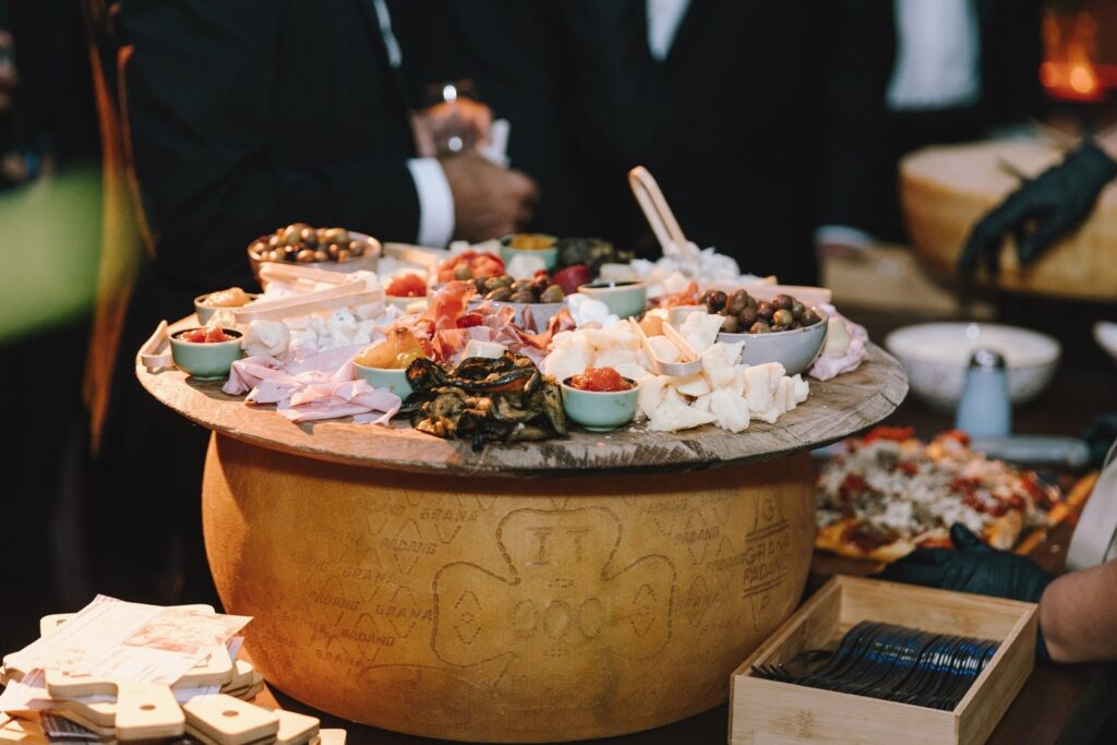 Sabores que conquistan desde el primer bocado. Aperitivos artesanales y puestos de comida que elevan cada evento. Con Grupo Eneldo, la experiencia empieza en el paladar.
#eneldocatering #fincaastilbebyeneldo #lasallebyeneldo #grupoeneldo #venues #eventos2025 #eventossociales #eventocorporativo #eventosmadrid #venuesmadrid #venues #eventosexclusivos #cateringmadrid #gastronomiaespañola #bodas #lifestyle #beautyandlifestyle #placetobe