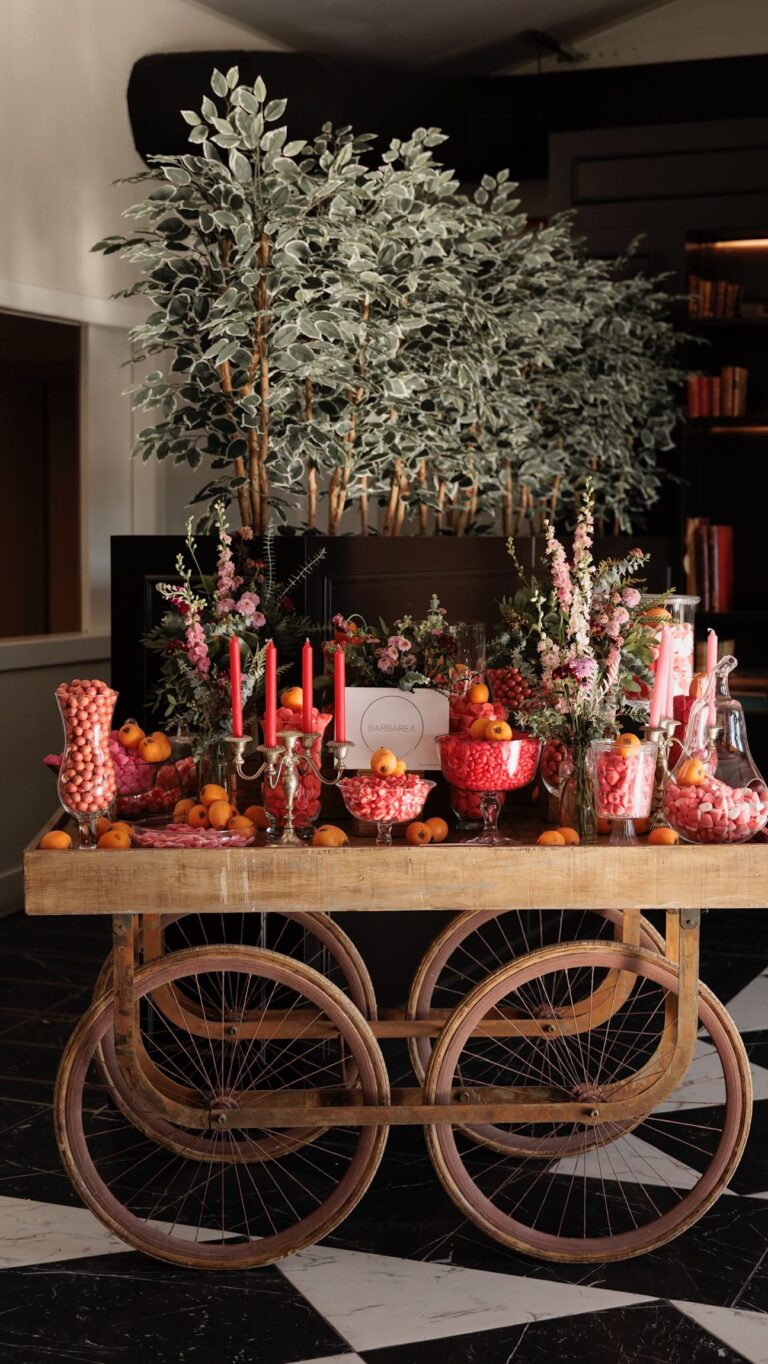 Nuestro increíble puesto de dulces. Una parada obligatoria en cada boda, un éxito asegurado entre tus invitados, bonito e irresistible. Gracias al espectacular montaje de @barbareaflores ¿quién se puede contener? ð­ð¬ð¡ð§

#eneldocatering #fincaastilbebyeneldo #lasallebyeneldo #grupoeneldo #venues #eventos2025 #eventossociales #eventocorporativo #eventosmadrid #venuesmadrid #venues #eventosexclusivos #cateringmadrid #gastronomiaespañola #bodas #lifestyle #beautyandlifestyle #placetobe