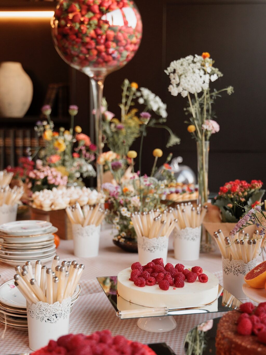 Así de increíbles quedan nuestras mesas de postres con el montaje de @bukkaflores Nuestro gran equipo de chefs ha diseñado una selección de dulces con los que terminar cualquier evento de la mejor manera. Fotos @click10fotografia 

#eneldocatering #fincaastilbebyeneldo #lasallebyeneldo #grupoeneldo #venues #eventos2025 #eventossociales #eventocorporativo #eventosmadrid #venuesmadrid #venues #eventosexclusivos #cateringmadrid #gastronomiaespañola #bodas #lifestyle #beautyandlifestyle #placetobe