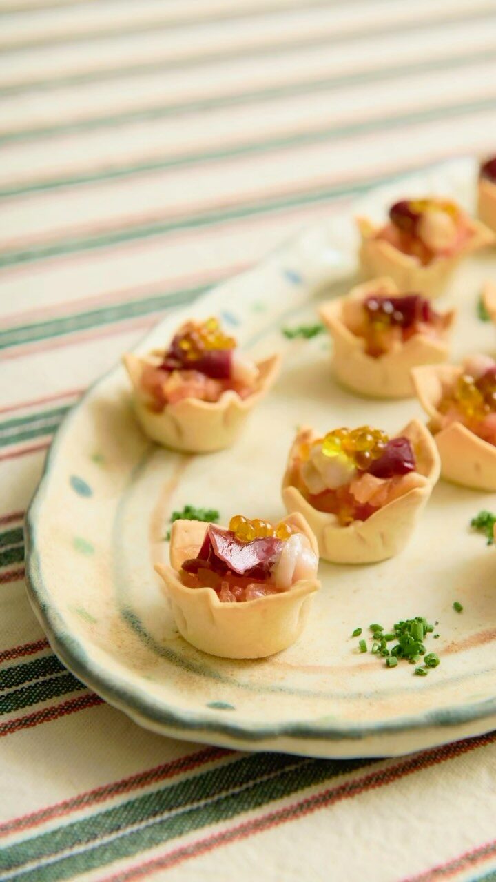 Tartaleta de tomate Raff con jamón de pato y caviaroli de AOVE, bloody mary con gilda de berberecho, risotto de boletus, saquitos de berenjena con queso de cabra y cebolla caramelizada, vasito de crema de calabaza con wasabi al aroma de jengibre y muchos más platos buenísimos en Grupo Eneldo Catering. ¿Qué te apetece más? 

#eneldocatering #fincaastilbebyeneldo #lasallebyeneldo #grupoeneldo #venues #eventos2025 #eventossociales #eventocorporativo #eventosmadrid #venuesmadrid #venues #eventosexclusivos #cateringmadrid #gastronomiaespañola #bodas #lifestyle #beautyandlifestyle #placetobe