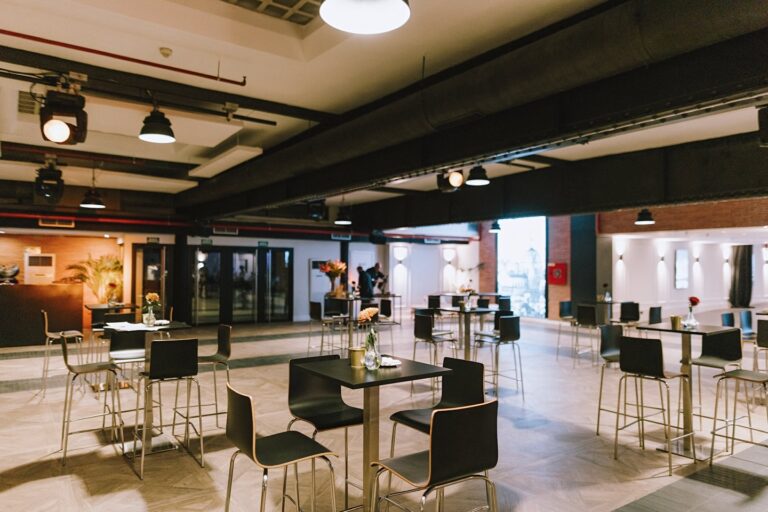 Nuestro espacio La Salle by Eneldo se encuentra en pleno centro urbano de Madrid, a solo 150 m del Estadio Santiago Bernabéu, diseñado para eventos corporativos, sociales y profesionales. Con 1.400 m², dos salas independientes conectadas por un amplio pasillo y tecnología audiovisual de última generación, se adapta a reuniones, conferencias, presentaciones y celebraciones con estilo. Más información en GrupoEneldo.com.
#eneldocatering #fincaastilbebyeneldo #lasallebyeneldo #grupoeneldo #eventos2026