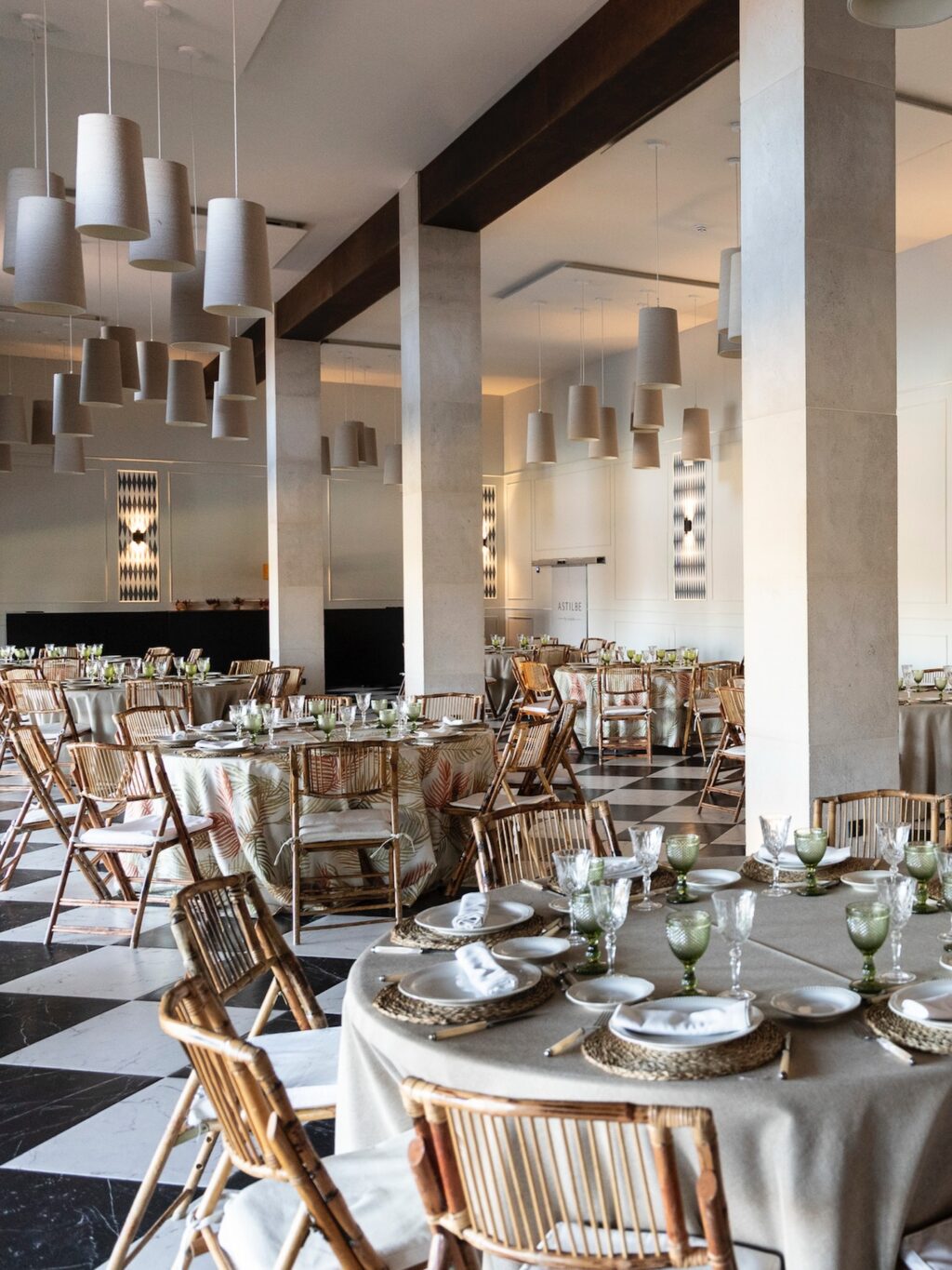 Descubre nuestra sala Dos Aguas! Perfecta para celebrar cualquier evento. En todos nuestros espacios contamos con una selección de menaje, mantelería y mobiliario variado, elegante y atemporal con la que podrás montar tu evento. Porque en Grupo Eneldo nos preocupamos de cuidar hasta el último detalle para que tú puedas disfrutar con tus invitados.
#eneldocatering #fincaastilbebyeneldo #lasallebyeneldo #grupoeneldo #venues