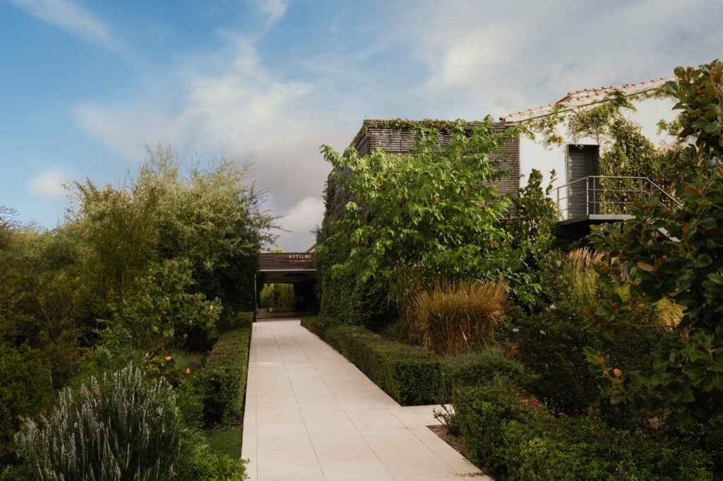 Situada en un enclave privilegiado de Madrid, a tan solo 5 minutos del centro, Finca Astilbe by Eneldo combina naturaleza y proximidad para ofrecerte el escenario perfecto para tus eventos más especiales. Rodeada de árboles y un jardín de flores silvestres, nuestra finca crea una atmósfera exclusiva sin renunciar a la comodidad y al fácil acceso desde cualquier punto de la ciudad. Descubre todo lo que necesitas saber de Finca Astilbe en GrupoEneldo.es.
#eneldocatering #fincaastilbebyeneldo #lasallebyeneldo #grupoeneldo #venues #eventos2025 #eventossociales #eventocorporativo #eventosmadrid #venuesmadrid #venues #eventosexclusivos #cateringmadrid #gastronomiaespañola #bodas #lifestyle #beautyandlifestyle #placetobe