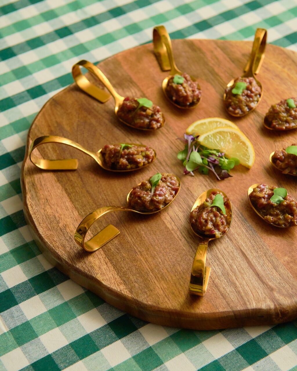 ¡Pero qué bueno está nuestro steak tartar! De ternera y con un punto picante, tus invitados van a quedar encantados con este sabroso y cómodo aperitivo. 

#eneldocatering #fincaastilbebyeneldo #lasallebyeneldo #grupoeneldo #venues #eventos2025 #eventossociales #eventocorporativo #eventosmadrid #venuesmadrid #venues #eventosexclusivos #cateringmadrid #gastronomiaespañola #bodas #lifestyle #beautyandlifestyle #placetobe
