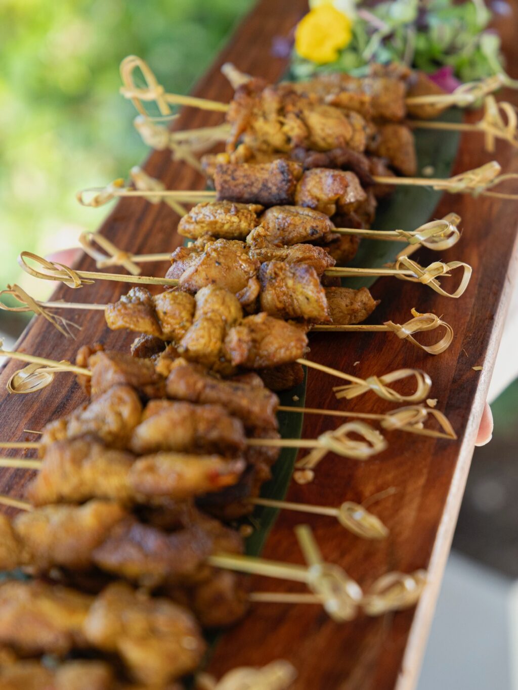 Os traemos nuevos y deliciosos aperitivos que no os querréis perder! Crujiente de langostinos con mayonesa, steak tartar, tacos, brochetas de pollo al curry… Todo lo necesario para que vuestros invitados disfruten como nunca antes.
#eneldocatering #fincaastilbebyeneldo #lasallebyeneldo #grupoeneldo #venues #eventos2025 #eventossociales #eventocorporativo #eventosmadrid #venuesmadrid #venues #eventosexclusivos #cateringmadrid #gastronomiaespañola #bodas #lifestyle #beautyandlifestyle #placetobe