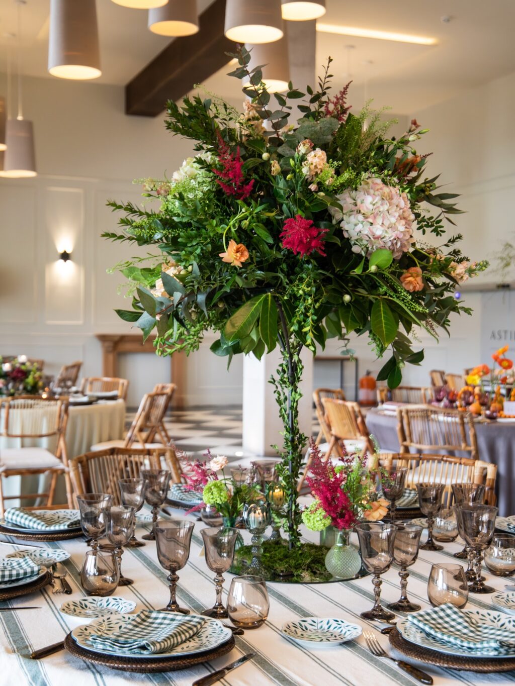 ¡Tenemos la suerte de tener el mejor equipo! Os enseñamos como quedan de bonitas los montajes de mesas para bodas en los salones de Finca Astilbe. Un resultado inmejorable gracias a nuestras floristas homologadas @marta.azpeitia @bukkaflores @barbareaflores @alfabiaflores @eltallerdelucia @aquileaflores y el fantástico menaje de @options_es 

#eneldocatering #fincaastilbebyeneldo #lasallebyeneldo #grupoeneldo #venues #eventos2025 #eventossociales #eventocorporativo #eventosmadrid #venuesmadrid #venues #eventosexclusivos #cateringmadrid #gastronomiaespañola #bodas #lifestyle #beautyandlifestyle #placetobe