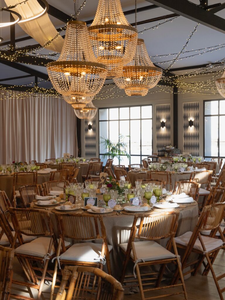 ¡Una boda inolvidable en Finca Astilbe! @lucesdecuento llenó los techos de nuestro salón Plenaria transformando el espacio con esta puesta en escena única. Una decoración mágica!
#eneldocatering #fincaastilbebyeneldo #lasallebyeneldo #grupoeneldo #eventos2026