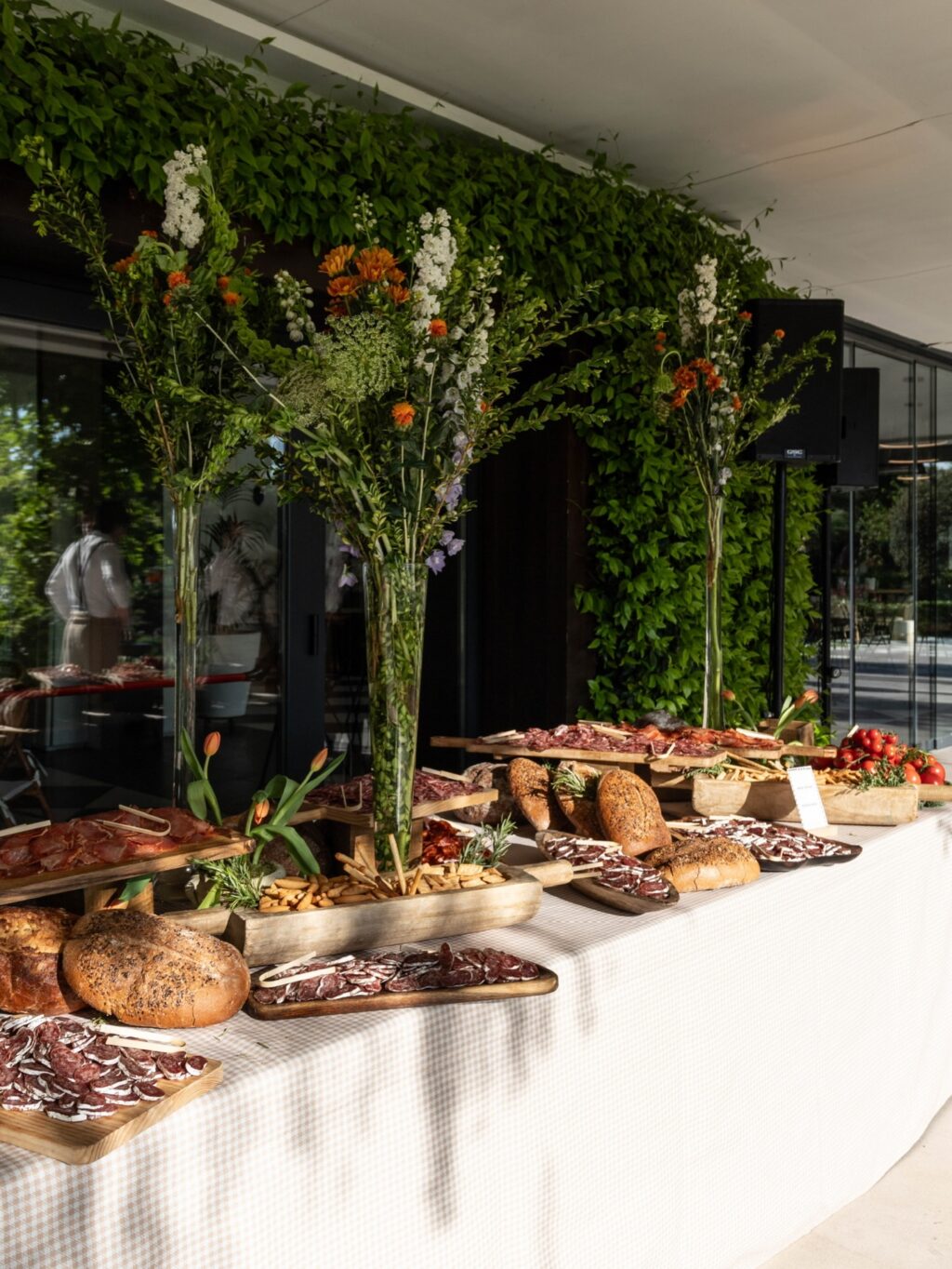 La presentación importa tanto como el sabor. Cada detalle visual de nuestros aperitivos está pensado para sorprender en los momentos clave de tu celebración.
#eneldocatering #fincaastilbebyeneldo #lasallebyeneldo #grupoeneldo #eventos2025