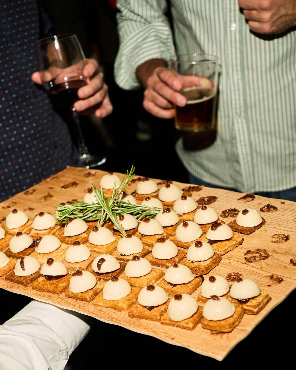 Nuestros aperitivos están tan buenos que nos los quitamos de las manos, en especial el bombón de foie con confitura de higos al oporto sobre ojaldre crujiente. Una mezcla de sabores explosiva que encanta a todos los invitados. Contáctanos y descubre todas nuestras sabrosas propuestas para tu próximo evento. 

#eneldocatering #fincaastilbebyeneldo #lasallebyeneldo #grupoeneldo #venues #eventos2025 #eventossociales #eventocorporativo #eventosmadrid #venuesmadrid #venues #eventosexclusivos #cateringmadrid #gastronomiaespañola #bodas #lifestyle #beautyandlifestyle #placetobe