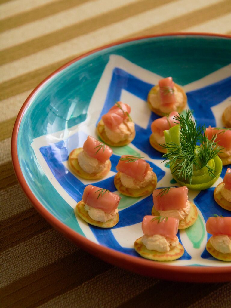 Mini blinis de salmón ahumado con queso fresco y eneldo, el perfecto plato de aperitivo. Ligero, fresco y cómodo de comer. Descubre todas nuestras increíbles propuestas para tu próximo evento. 

#eneldocatering #fincaastilbebyeneldo #lasallebyeneldo #grupoeneldo #venues #eventos2025 #eventossociales #eventocorporativo #eventosmadrid #venuesmadrid #venues #eventosexclusivos #cateringmadrid #gastronomiaespañola #bodas #lifestyle #beautyandlifestyle #placetobe