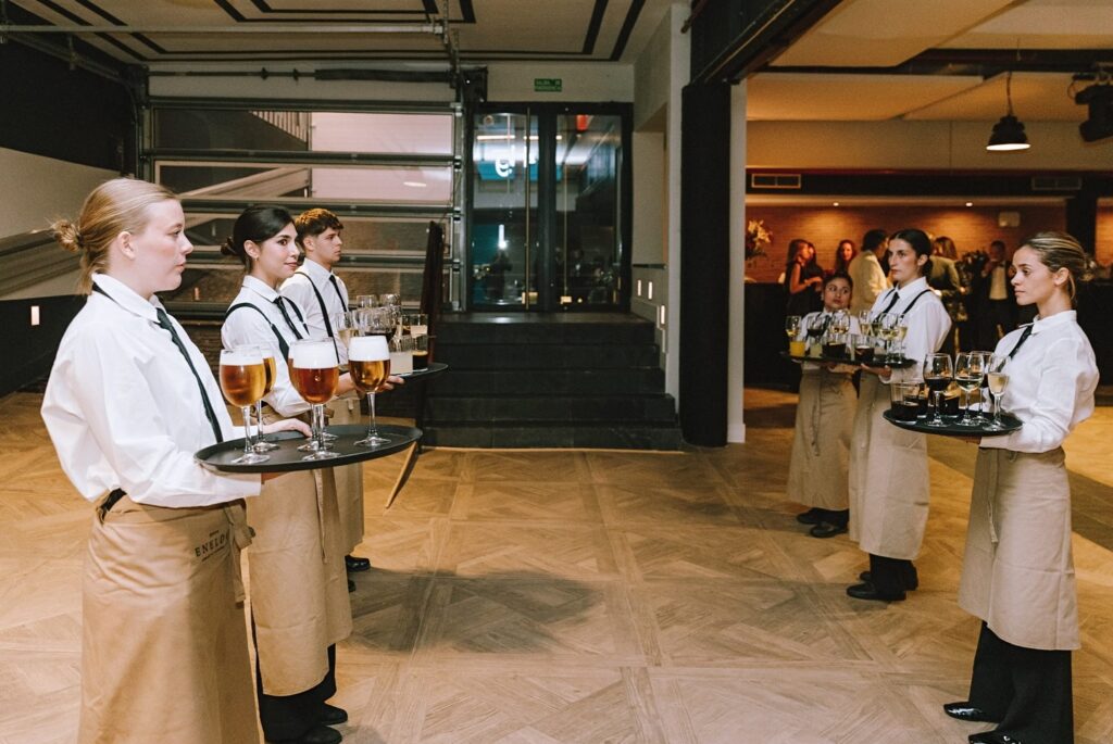 Sabores que conquistan desde el primer bocado. Aperitivos artesanales y puestos de comida que elevan cada evento. Con Grupo Eneldo, la experiencia empieza en el paladar.
#eneldocatering #fincaastilbebyeneldo #lasallebyeneldo #grupoeneldo #venues #eventos2025 #eventossociales #eventocorporativo #eventosmadrid #venuesmadrid #venues #eventosexclusivos #cateringmadrid #gastronomiaespañola #bodas #lifestyle #beautyandlifestyle #placetobe