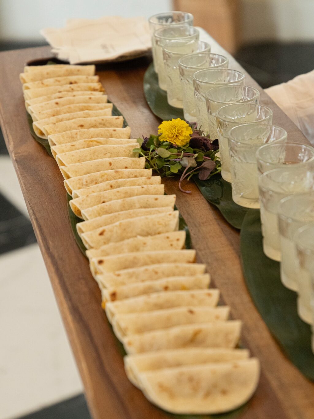 Os traemos nuevos y deliciosos aperitivos que no os querréis perder! Crujiente de langostinos con mayonesa, steak tartar, tacos, brochetas de pollo al curry… Todo lo necesario para que vuestros invitados disfruten como nunca antes.
#eneldocatering #fincaastilbebyeneldo #lasallebyeneldo #grupoeneldo #venues #eventos2025 #eventossociales #eventocorporativo #eventosmadrid #venuesmadrid #venues #eventosexclusivos #cateringmadrid #gastronomiaespañola #bodas #lifestyle #beautyandlifestyle #placetobe