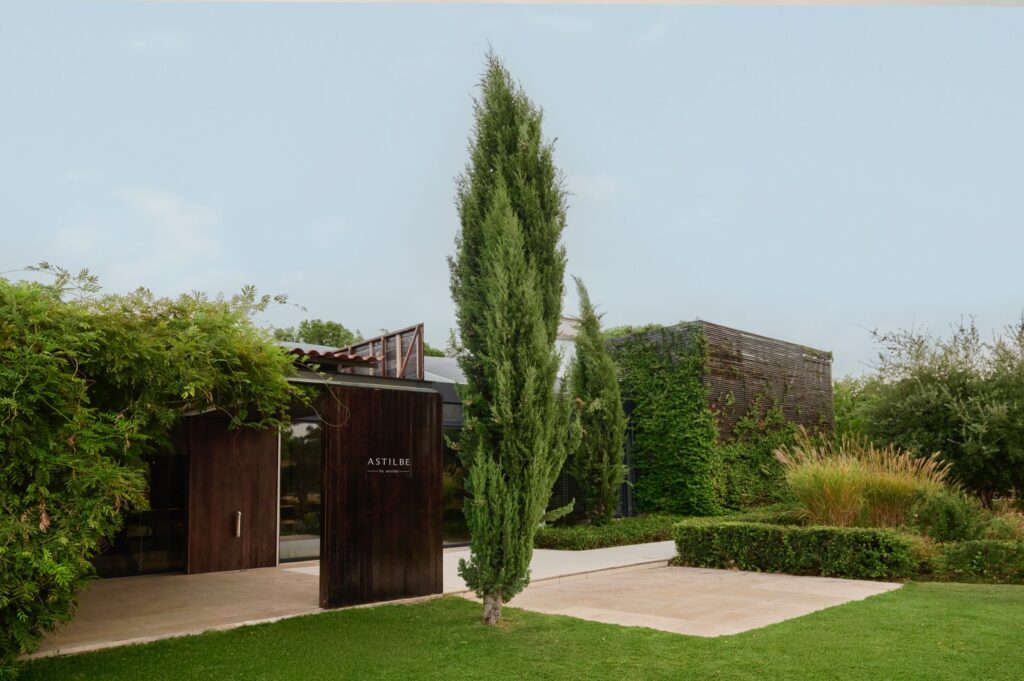 Situada en un enclave privilegiado de Madrid, a tan solo 5 minutos del centro, Finca Astilbe by Eneldo combina naturaleza y proximidad para ofrecerte el escenario perfecto para tus eventos más especiales. Rodeada de árboles y un jardín de flores silvestres, nuestra finca crea una atmósfera exclusiva sin renunciar a la comodidad y al fácil acceso desde cualquier punto de la ciudad. Descubre todo lo que necesitas saber de Finca Astilbe en GrupoEneldo.es.
#eneldocatering #fincaastilbebyeneldo #lasallebyeneldo #grupoeneldo #venues #eventos2025 #eventossociales #eventocorporativo #eventosmadrid #venuesmadrid #venues #eventosexclusivos #cateringmadrid #gastronomiaespañola #bodas #lifestyle #beautyandlifestyle #placetobe