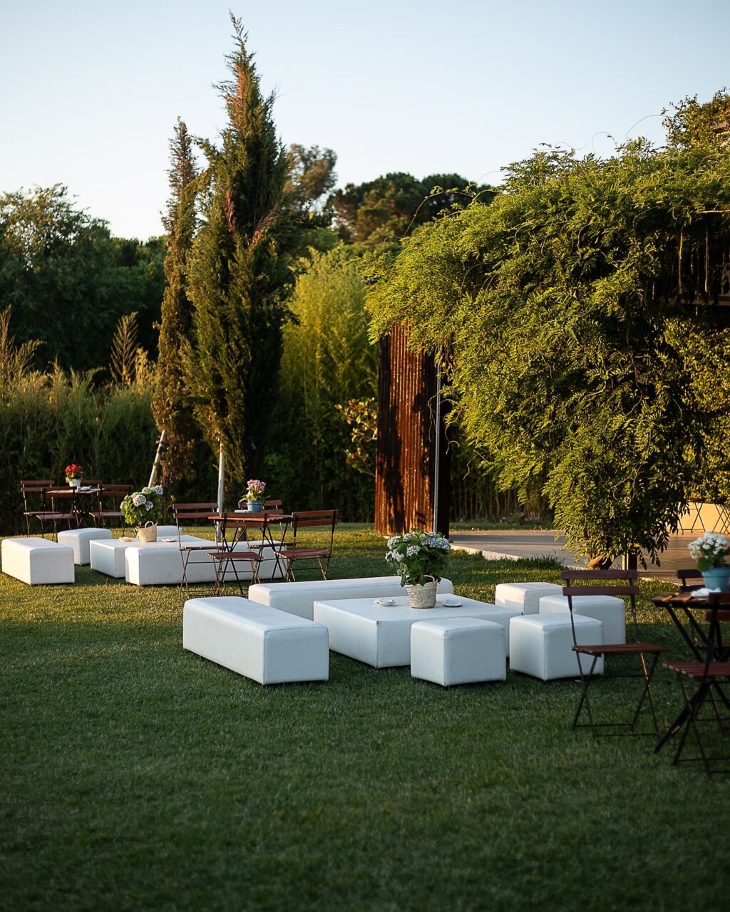 Los atardeceres en Finca Astilbe son especialmente bonitos….Nuestros jardines verdes, llenos de flores  son el entorno perfecto para celebrar cualquier evento. ¡Descúbrelo en persona! 

#eneldocatering #fincaastilbebyeneldo #lasallebyeneldo #grupoeneldo #venues #eventos2024 #eventossociales #eventocorporativo #eventosmadrid #venuesmadrid #venues #eventosexclusivos #cateringmadrid #gastronomiaespañola #bodas #lifestyle #beautyandlifestyle #placetobe