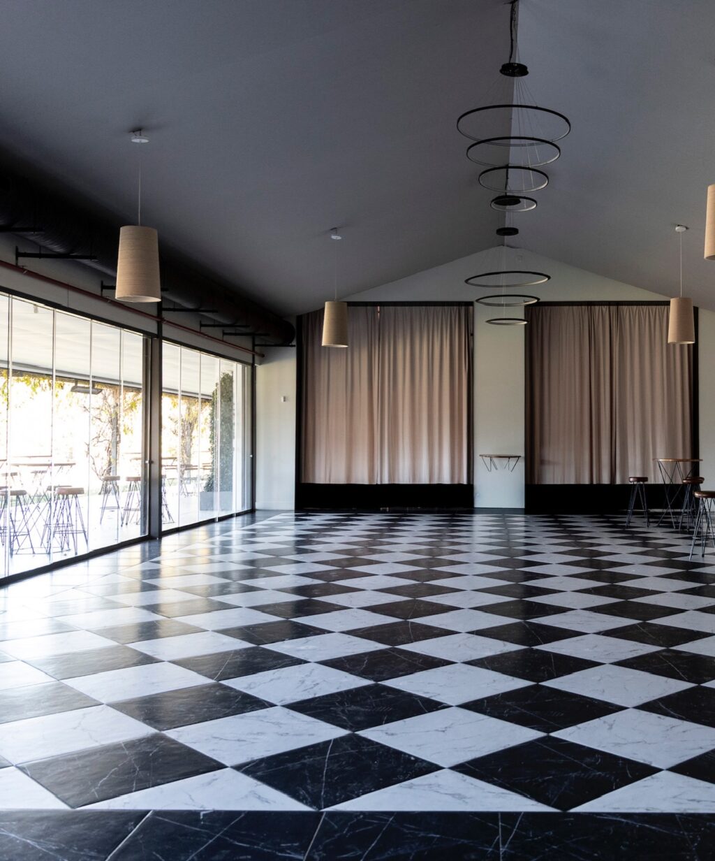 Ambientes versátiles y elegantes listos para adaptarse a tu estilo personal y necesidades. Creamos escenarios únicos para cada ocasión. Descubre Finca Astilbe en GrupoEneldo.es.
#eneldocatering #fincaastilbebyeneldo #lasallebyeneldo #grupoeneldo #eventos2025