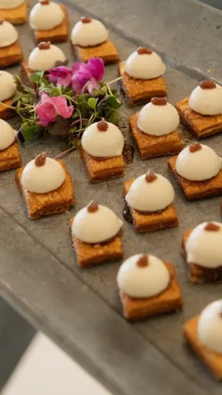Sabores que conquistan desde el primer instante. Aperitivos artesanales y puestos de comida que elevan cada evento. Con Grupo Eneldo, la experiencia empieza en el paladar.

#eneldocatering #fincaastilbebyeneldo #lasallebyeneldo #grupoeneldo #eventos2026