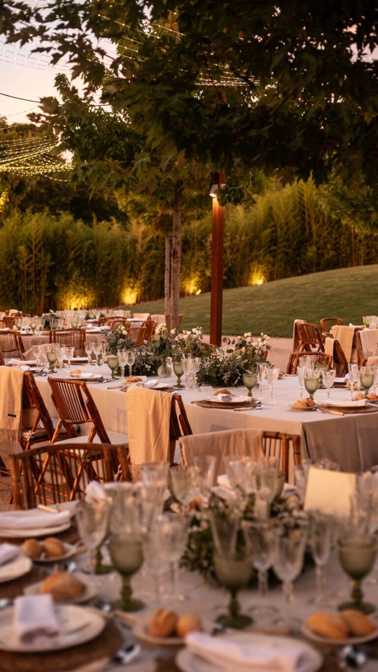 Bodas con la puesta de sol de fondo son nuestras favoritas. Os enseñamos lo bonita que quedó esta boda en los jardines de Finca Astilbe, rodeados de naturaleza y con el cielo cambiado de color. ¡Inmejorable!
#eneldocatering #fincaastilbebyeneldo #lasallebyeneldo #grupoeneldo #venues #eventos2025 #eventossociales #eventocorporativo #eventosmadrid #venuesmadrid #venues #eventosexclusivos #cateringmadrid #gastronomiaespañola #bodas #lifestyle #beautyandlifestyle #placetobe
