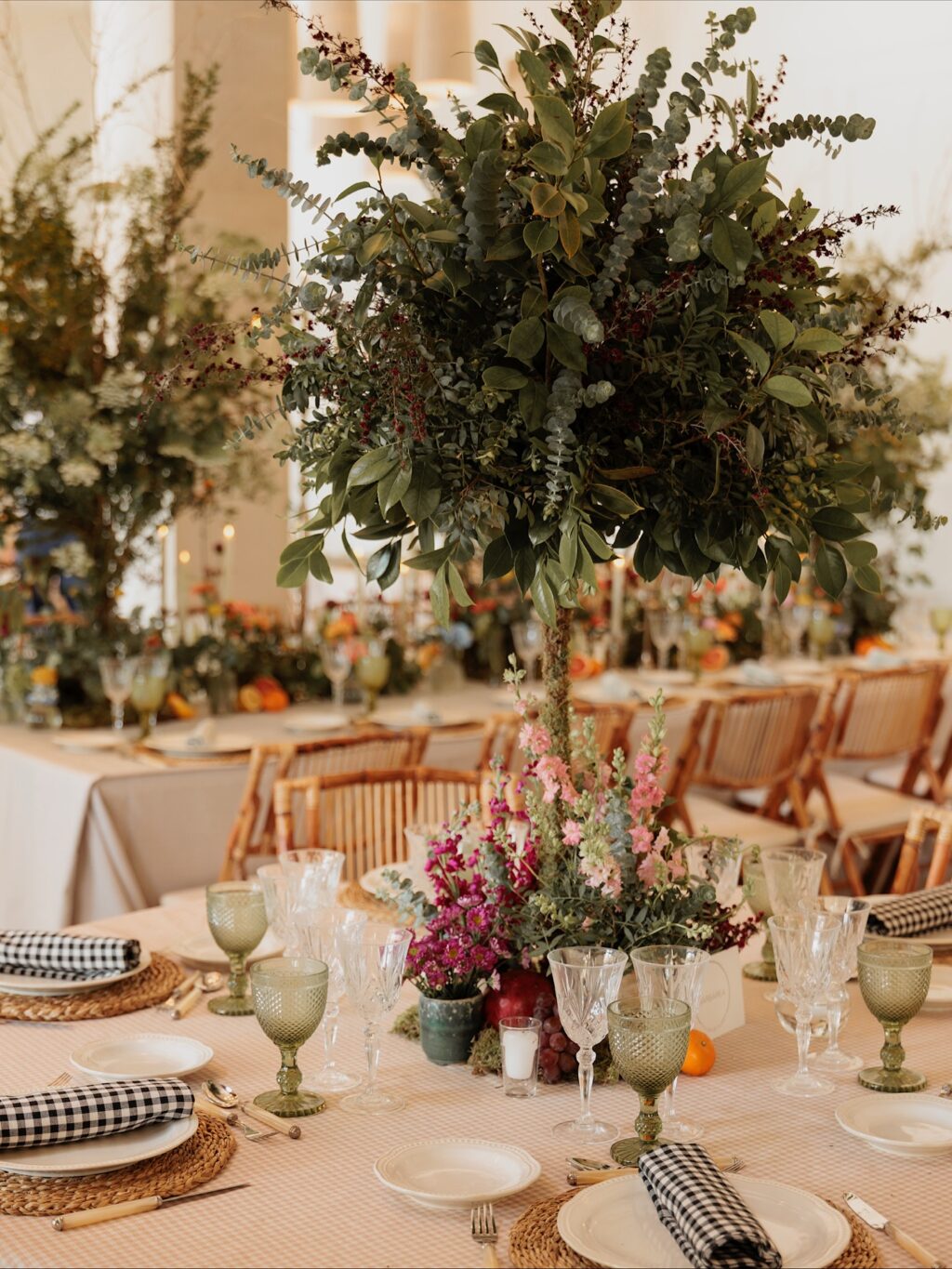 Con nuestras floristas homologadas las mesas en Finca Astilbe siempre son las mejores! Esta selección de fotos son del trabajo de @marta.azpeitia @bukkaflores @eltallerdelucia y @barbareaflores 

#eneldocatering #fincaastilbebyeneldo #lasallebyeneldo #grupoeneldo #venues #eventos2025 #eventossociales #eventocorporativo #eventosmadrid #venuesmadrid #venues #eventosexclusivos #cateringmadrid #gastronomiaespañola #bodas #lifestyle #beautyandlifestyle #placetobe