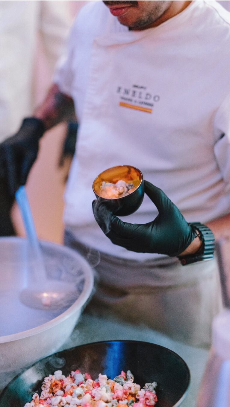 Cada uno de nuestros puestos es una experiencia sensorial inolvidable. Por su presentación cuidada y productos de alta calidad seleccionados por nuestros chefs son un imprescindible en cualquiera de nuestros eventos. Elige tu favorito y no te quedes sin probarlo!
#eneldocatering #fincaastilbebyeneldo #lasallebyeneldo #grupoeneldo #eventos2026