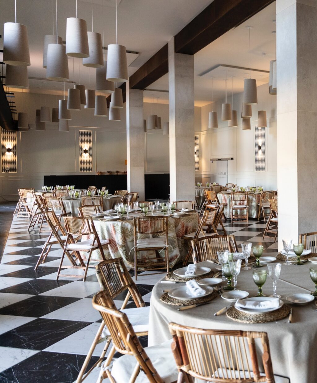 Ambientes versátiles y elegantes listos para adaptarse a tu estilo personal y necesidades. Creamos escenarios únicos para cada ocasión. Descubre Finca Astilbe en GrupoEneldo.es.
#eneldocatering #fincaastilbebyeneldo #lasallebyeneldo #grupoeneldo #eventos2025