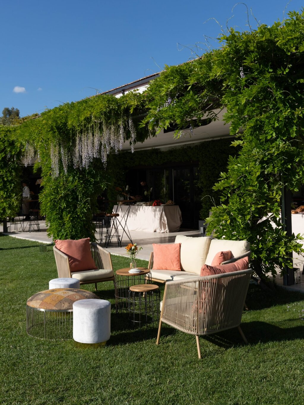 Así de increíbles quedan los eventos corporativos en Finca Astilbe. Un montaje atento al detalle que busca transmitir la identidad de cada empresa, desde la ambientación floral hasta la disposición del espacio. Con más de 40.000 m² de finca, interiores adaptables para unas 700 personas sentadas o 1.300 en cóctel, jardines que soportan hasta 2.000 asistentes, y un catering de alta gastronomía respaldado por más de 45 años de experiencia. Finca Astilbe es el escenario ideal para cualquier evento empresarial.

#eneldocatering #fincaastilbebyeneldo #lasallebyeneldo #grupoeneldo #venues #eventos2025 #eventossociales #eventocorporativo #eventosmadrid #venuesmadrid #venues #eventosexclusivos #cateringmadrid #gastronomiaespañola #bodas #lifestyle #beautyandlifestyle #placetobe