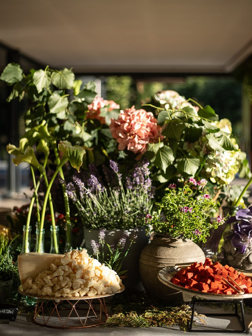 Así de espectaculares son nuestros puestos de quesos! Tan bonito que parece un bodegón de Caravaggio. Nuestros productos nacionales son de las mejores calidades, un éxito asegurado entre tus invitados.

#eneldocatering #fincaastilbebyeneldo #lasallebyeneldo #grupoeneldo #venues #eventos2025 #eventossociales #eventocorporativo #eventosmadrid #venuesmadrid #venues #eventosexclusivos #cateringmadrid #gastronomiaespañola #bodas #lifestyle #beautyandlifestyle #placetobe