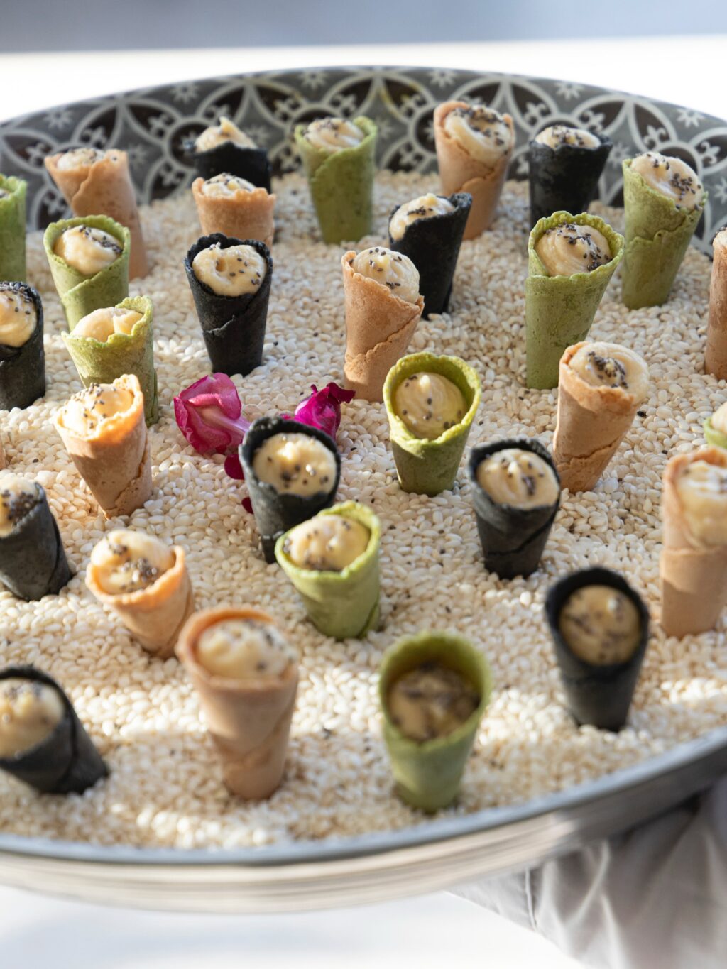 Os traemos nuevos y deliciosos aperitivos que no os querréis perder! Crujiente de langostinos con mayonesa, steak tartar, tacos, brochetas de pollo al curry… Todo lo necesario para que vuestros invitados disfruten como nunca antes.
#eneldocatering #fincaastilbebyeneldo #lasallebyeneldo #grupoeneldo #venues #eventos2025 #eventossociales #eventocorporativo #eventosmadrid #venuesmadrid #venues #eventosexclusivos #cateringmadrid #gastronomiaespañola #bodas #lifestyle #beautyandlifestyle #placetobe