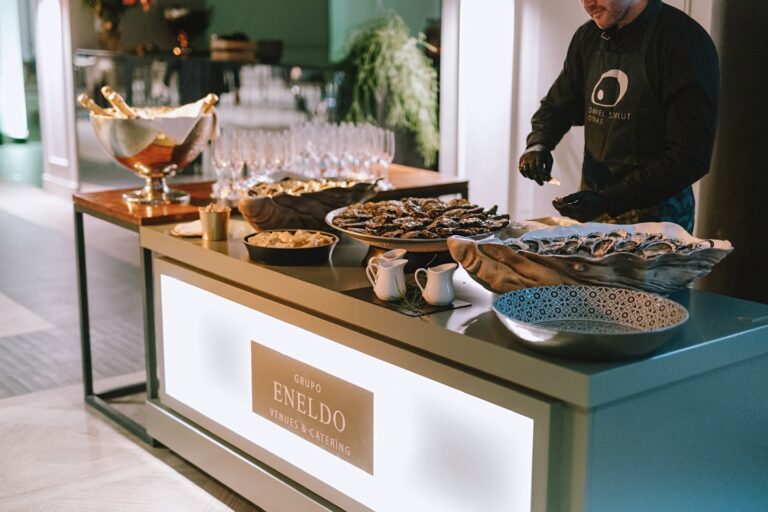 Sorprende a tus invitados con nuestro puesto de ostras, un toque de sofisticación marina que eleva cualquier evento. A tus invitados les encantara!
#eneldocatering #fincaastilbebyeneldo #lasallebyeneldo #grupoeneldo #eventos2026