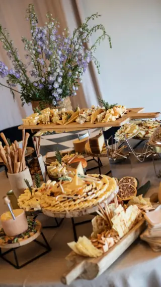Nuestro puesto de quesos no es solo un rincón gastronómico… es una experiencia que convierte cualquier boda o evento en algo inolvidable. Entre sabores seleccionados, una presentación cuidada al detalle y una puesta en escena espectacular, creamos ese momento que todos fotografían y recuerdan.

#eneldocatering #fincaastilbebyeneldo #lasallebyeneldo #grupoeneldo #eventos2026