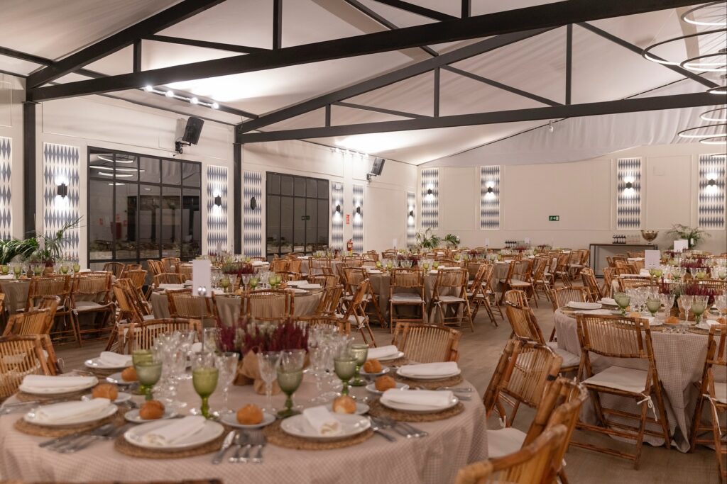 Una cena para 700 personas sentadas en nuestro salón interior “Plenaria” de Finca Astilbe. Un espacio flexible que se adapta a las necesidades de cada evento. Gracias a nuestro equipo, podemos garantizar una experiencia impecable en cuanto a montaje, servicio y atención al detalle.

#eneldocatering #fincaastilbebyeneldo #lasallebyeneldo #grupoeneldo #venues #eventos2025 #eventossociales #eventocorporativo #eventosmadrid #venuesmadrid #venues #eventosexclusivos #cateringmadrid #gastronomiaespañola #bodas #lifestyle #beautyandlifestyle #placetobe