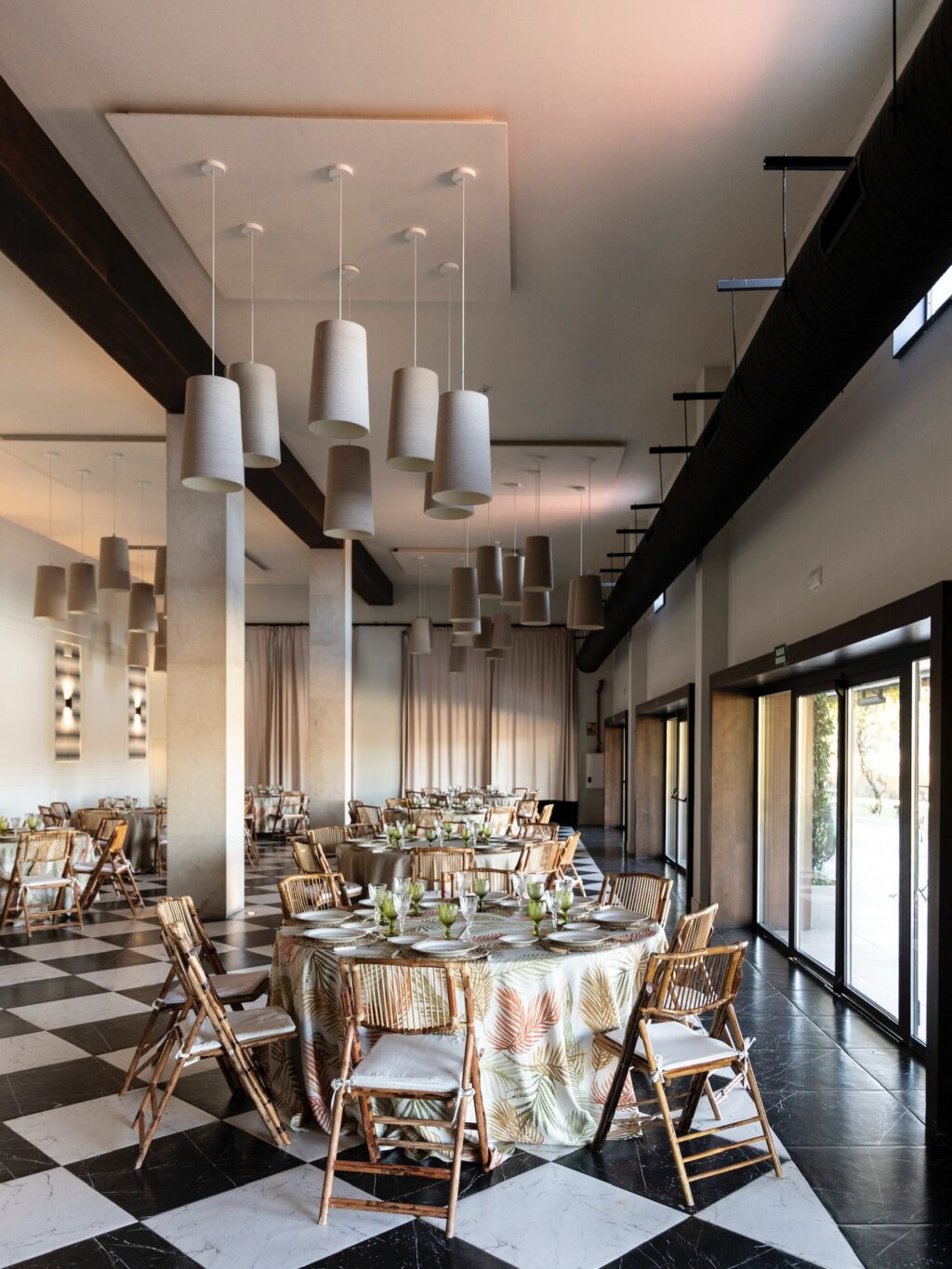 Descubre nuestra sala Dos Aguas! Perfecta para celebrar cualquier evento. En todos nuestros espacios contamos con una selección de menaje, mantelería y mobiliario variado, elegante y atemporal con la que podrás montar tu evento. Porque en Grupo Eneldo nos preocupamos de cuidar hasta el último detalle para que tú puedas disfrutar con tus invitados.
#eneldocatering #fincaastilbebyeneldo #lasallebyeneldo #grupoeneldo #venues