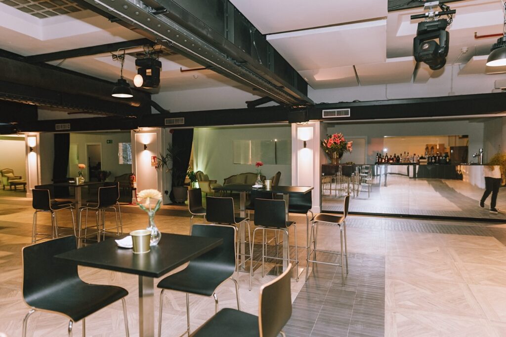 Nuestro espacio La Salle by Eneldo se encuentra en pleno centro urbano de Madrid, a solo 150 m del Estadio Santiago Bernabéu, diseñado para eventos corporativos, sociales y profesionales. Con 1.400 m², dos salas independientes conectadas por un amplio pasillo y tecnología audiovisual de última generación, se adapta a reuniones, conferencias, presentaciones y celebraciones con estilo. Más información en GrupoEneldo.com.
#eneldocatering #fincaastilbebyeneldo #lasallebyeneldo #grupoeneldo #eventos2026