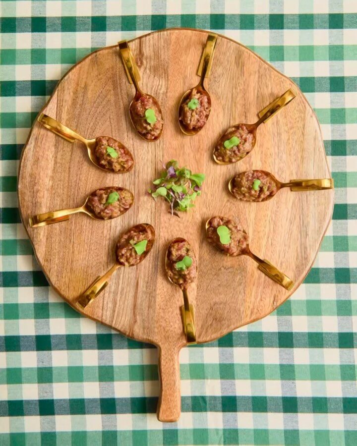 ¡Pero qué bueno está nuestro steak tartar! De ternera y con un punto picante, tus invitados van a quedar encantados con este sabroso y cómodo aperitivo. 

#eneldocatering #fincaastilbebyeneldo #lasallebyeneldo #grupoeneldo #venues #eventos2025 #eventossociales #eventocorporativo #eventosmadrid #venuesmadrid #venues #eventosexclusivos #cateringmadrid #gastronomiaespañola #bodas #lifestyle #beautyandlifestyle #placetobe