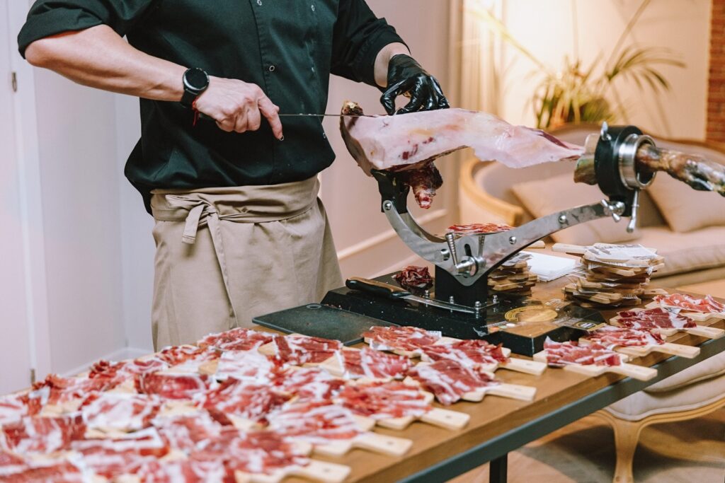 Sabores que conquistan desde el primer bocado. Aperitivos artesanales y puestos de comida que elevan cada evento. Con Grupo Eneldo, la experiencia empieza en el paladar.
#eneldocatering #fincaastilbebyeneldo #lasallebyeneldo #grupoeneldo #venues #eventos2025 #eventossociales #eventocorporativo #eventosmadrid #venuesmadrid #venues #eventosexclusivos #cateringmadrid #gastronomiaespañola #bodas #lifestyle #beautyandlifestyle #placetobe