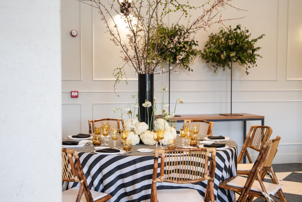 Así de increíbles quedan las mesas en los salones de Finca Astilbe a manos de nuestras fantásticas floristas homologadas y con los manteles de @options_es 

ð·@marta.azpeitia @bukkaflores @barbareaflores @alfabiaflores @eltallerdelucia @aquileaflores

#eneldocatering #fincaastilbebyeneldo #lasallebyeneldo #grupoeneldo #venues #eventos2025 #eventossociales #eventocorporativo #eventosmadrid #venuesmadrid #venues #eventosexclusivos #cateringmadrid #gastronomiaespañola #bodas #lifestyle #beautyandlifestyle #placetobe