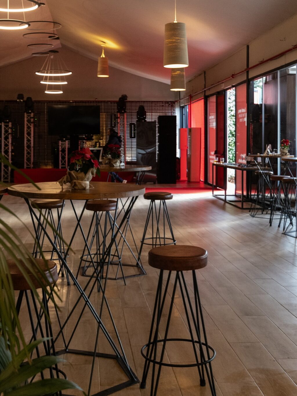 Evento corporativo en Finca Astilbe. Gracias a la flexibilidad de nuestras instalaciones podemos transformar totalmente nuestros espacios en una experiencia inmersiva. 

#eneldocatering #fincaastilbebyeneldo #lasallebyeneldo #grupoeneldo #venues #eventos2025 #eventossociales #eventocorporativo #eventosmadrid #venuesmadrid #venues #eventosexclusivos #cateringmadrid #gastronomiaespañola #bodas #lifestyle #beautyandlifestyle #placetobe