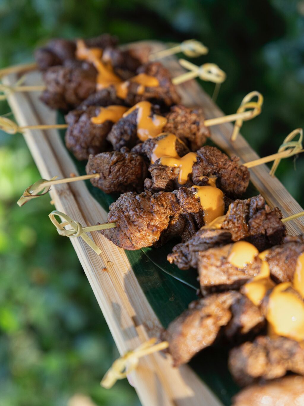 Os traemos nuevos y deliciosos aperitivos que no os querréis perder! Crujiente de langostinos con mayonesa, steak tartar, tacos, brochetas de pollo al curry… Todo lo necesario para que vuestros invitados disfruten como nunca antes.
#eneldocatering #fincaastilbebyeneldo #lasallebyeneldo #grupoeneldo #venues #eventos2025 #eventossociales #eventocorporativo #eventosmadrid #venuesmadrid #venues #eventosexclusivos #cateringmadrid #gastronomiaespañola #bodas #lifestyle #beautyandlifestyle #placetobe