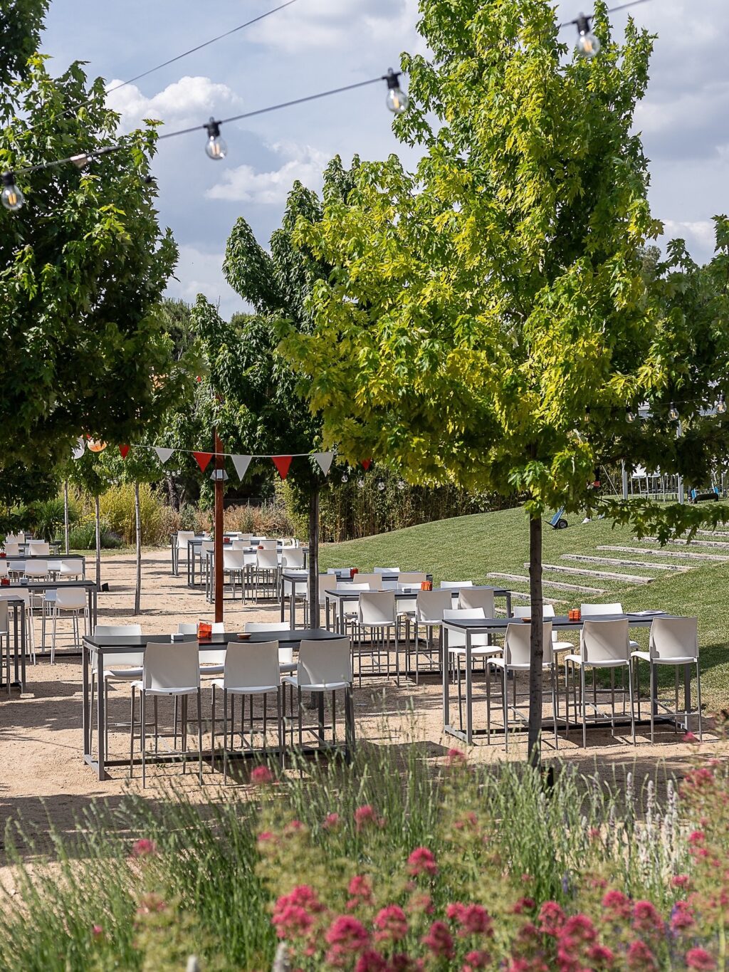 Gracias por una temporada para el recuerdo. Bodas, eventos corporativos, fiestas, presentaciones… Os dejamos una galería de momentos inolvidables de este fantástico año. En septiembre volvemos más fuertes que nunca. Os deseamos lo mejor este verano.ð

#eneldocatering #fincaastilbebyeneldo #lasallebyeneldo #grupoeneldo #venues #eventos2025 #eventossociales #eventocorporativo #eventosmadrid #venuesmadrid #venues #eventosexclusivos #cateringmadrid #gastronomiaespañola #bodas #lifestyle #beautyandlifestyle #placetobe