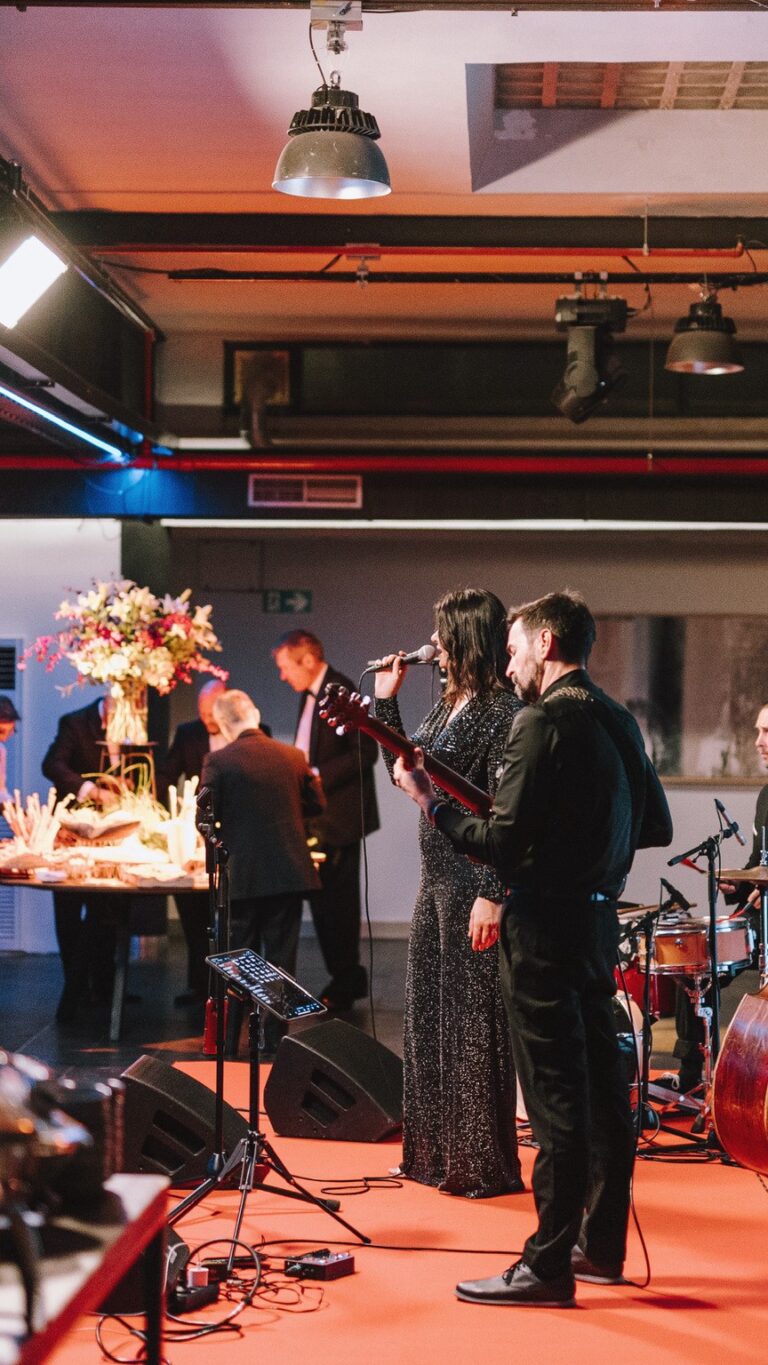 Descubre nuestro Espacio La Salle by Eneldo. Es el lugar perfecto para cualquier fiesta. Hoy os enseñamos un 49 cumpleaños por todo lo alto, con nuestras instalaciones trasformadas con el mobiliario de @options_es en salas de jazz neoyorquinas con música en directo, pista de baile y mucho más. Una noche inolvidable! ðª©ðºð½ð¤µð»♂️
#eneldocatering #fincaastilbebyeneldo #lasallebyeneldo #grupoeneldo #venues #eventos2025 #eventossociales #eventocorporativo #eventosmadrid #venuesmadrid #venues #eventosexclusivos #cateringmadrid #gastronomiaespañola #bodas #lifestyle #beautyandlifestyle #placetobe