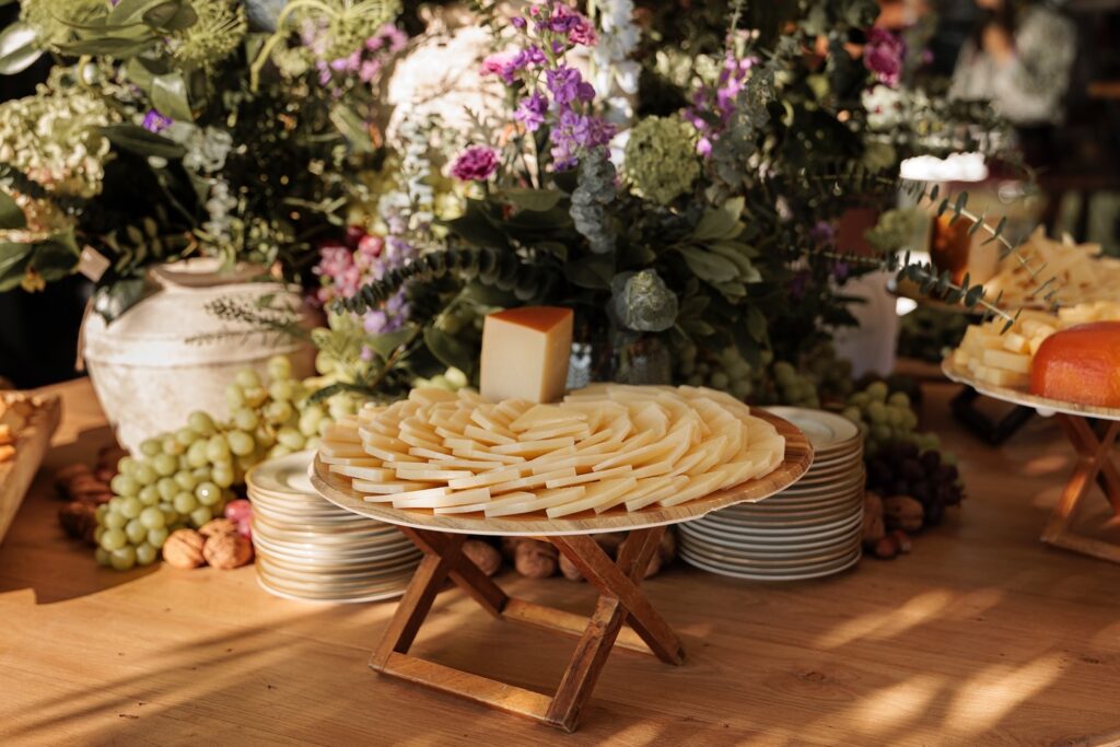 ¡Descubre nuestro puesto de quesos! Apetecible, súper bonito y riquísimos, un indispensable en cualquier evento. Gracias a nuestro increíble equipo de floristas quedan siempre así de impresionantes @bukkaflores @barbareaflores @eltallerdelucia @marta.azpeitia @elenasuarezandco @alfabiaflores ð§ðð·

#eneldocatering #fincaastilbebyeneldo #lasallebyeneldo #grupoeneldo #venues #eventos2025 #eventossociales #eventocorporativo #eventosmadrid #venuesmadrid #venues #eventosexclusivos #cateringmadrid #gastronomiaespañola #bodas #lifestyle #beautyandlifestyle #placetobe