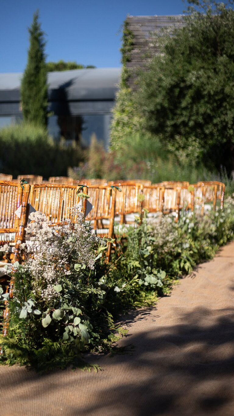 Decoración sobria y elegante, en armonía con el entorno natural. Flor blanca y verde, líneas limpias y una puesta en escena equilibrada. Un diseño atemporal que enmarca la ceremonia sin restar protagonismo a la pareja.
#eneldocatering #fincaastilbebyeneldo #lasallebyeneldo #grupoeneldo
#eventos2026